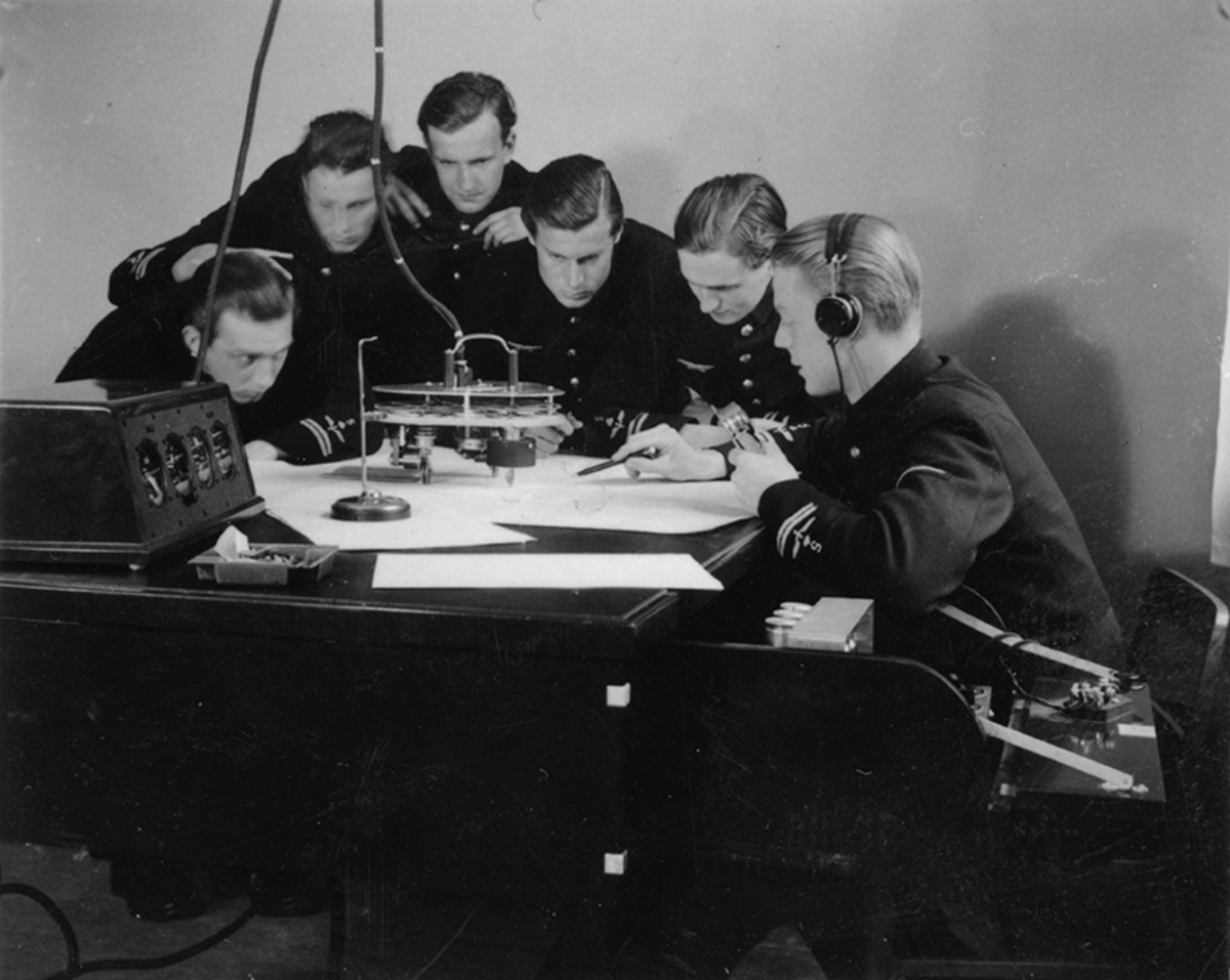Linktrainerkontroll vid utbildning. Elever kontrollerar färdskrivare från flygsimulator under grundläggande flygslagsutbildning, GFSU, vid F 2 Roslagens flygflottilj, 1943