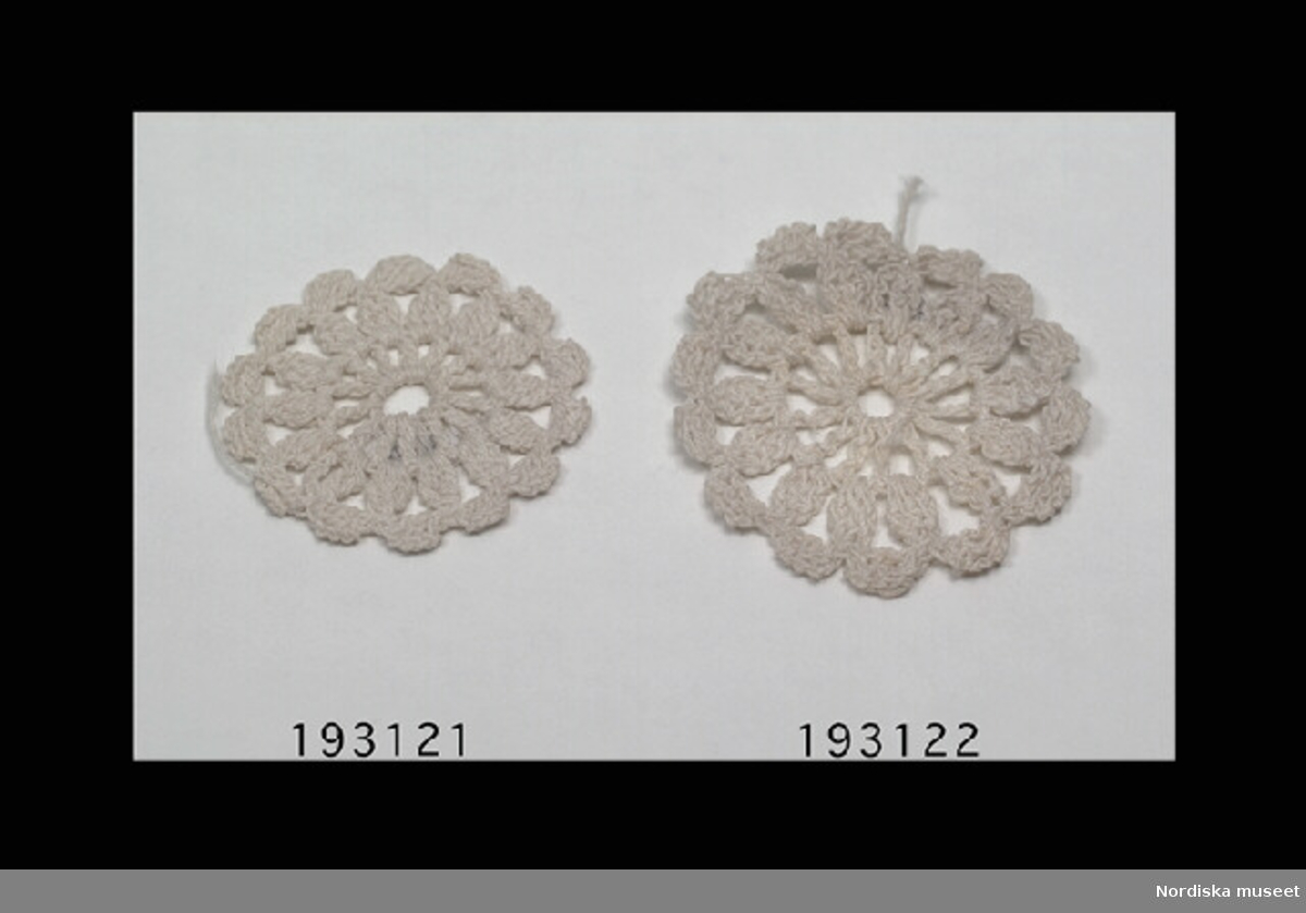 Inventering Sesam 1996-1999:
Diam 3,8 (cm)
Duk, av virkat bomullsgarn, rund, mönstret bildar en blomma.
Tillhör dockskåp inv.nr 193.059. Skåpet och dess möbler är ritade 1880 av givarinnans far som lät en snickare tillverka dem.
Charlotta Dobson Hoffman okt 1997