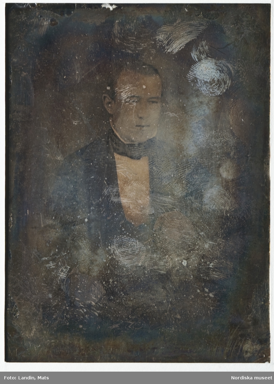 Porträtt av sittande ung man, enligt påskrift på baksidan Axel Adler (1836–1911). Dagerrotyp / daguerreotyp, plåt från den franska firman Christofle. Nordiska museet inv.nr 253240b.
-
Portrait of Axel Adler (1836–1911). Quarter-plate daguerreotype.