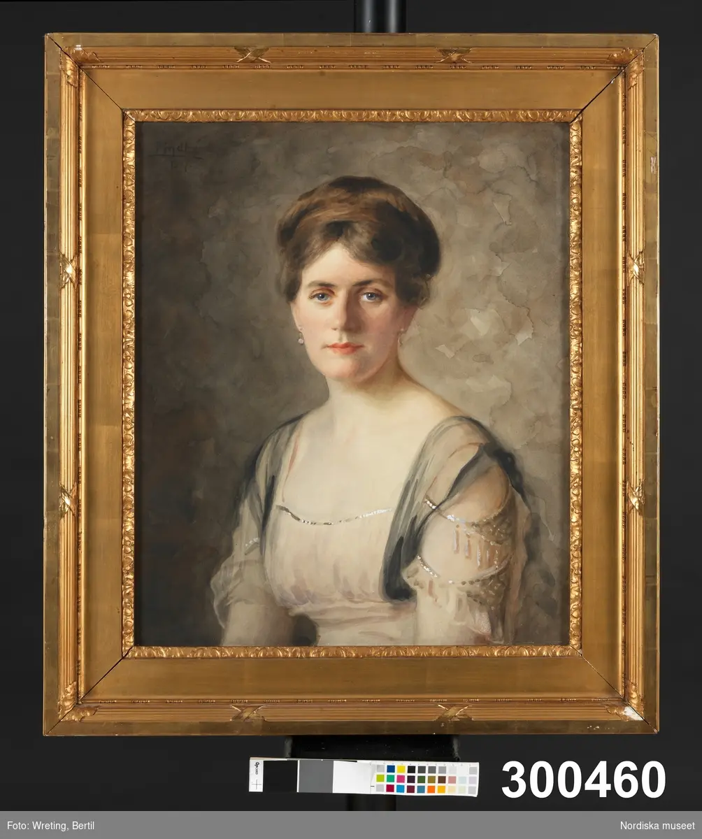 Porträtt av kvinna, bröstbild, med ansiktet en face, örhängen.