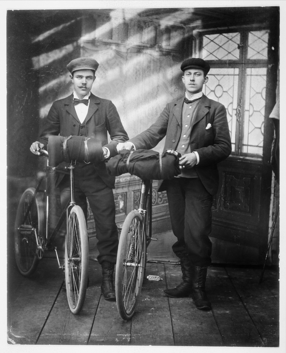 Cyklister i ateljén. Två män med cyklar. Fonden har L O Åkerman själv målat.