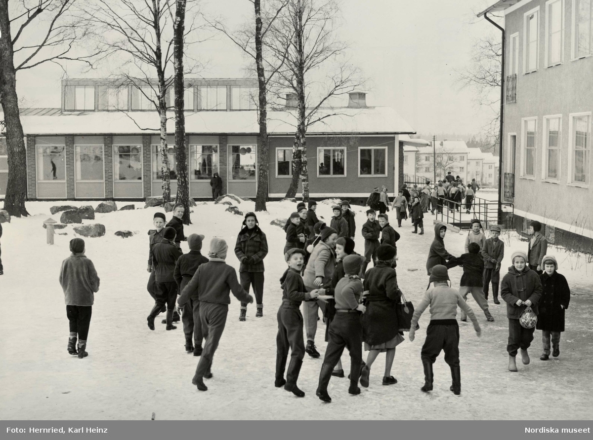 Skola i Borås, Västergötland. Exteriör med skolbyggnad och elever ute i snö.