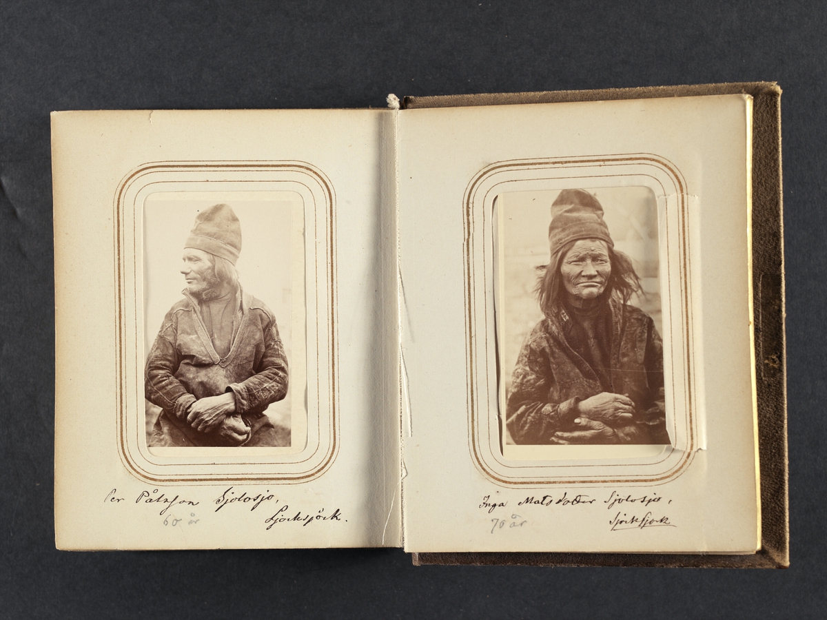 Profilporträtt av Per Pålsson Sjålsa, 60 år, Sjokksjokk. Ur Lotten von Dübens fotoalbum med motiv från den etnologiska expedition till Lappland som leddes av hennes make Gustaf von Düben 1868.