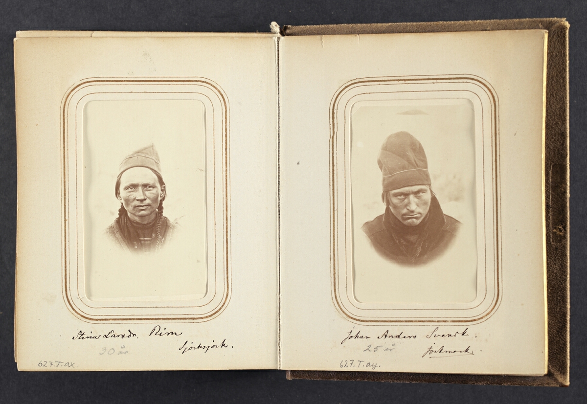 Porträtt av Stina Larsdotter Rim, 30 år, Sjokksjokk. Ur Lotten von Dübens fotoalbum med motiv från den etnologiska expedition till Lappland som leddes av hennes make Gustaf von Düben 1868.