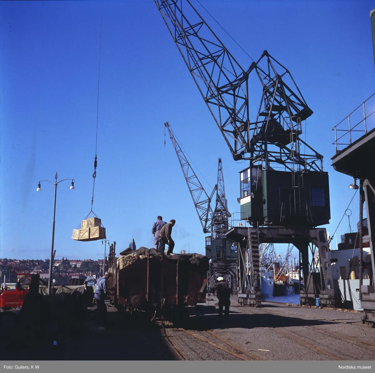 Göteborg. Lossning med kran i hamnen.