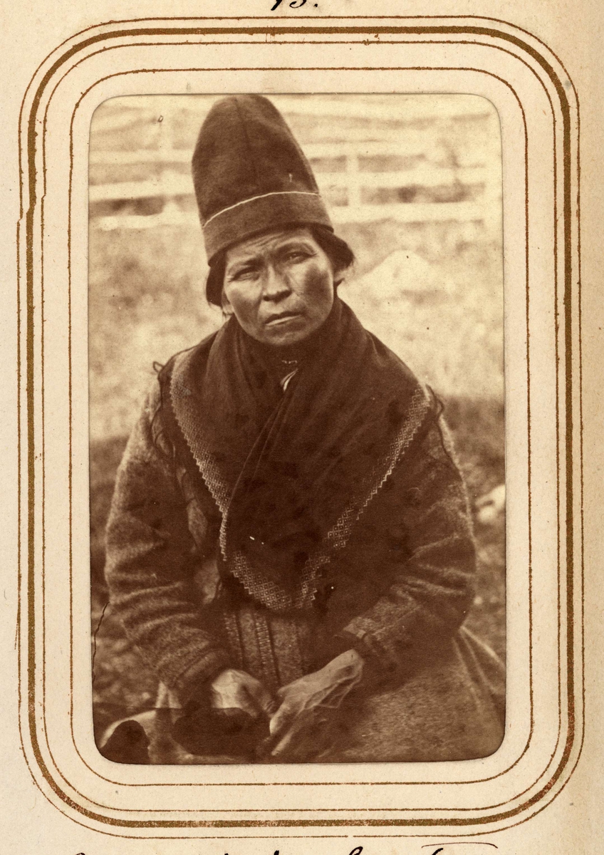 Porträtt av Elsa Nilsdotter Länta, 35 år gammal, Sirkas sameby. Ur Lotten von Dübens fotoalbum med motiv från den etnologiska expedition till Lappland som leddes av hennes make Gustaf von Düben 1868.