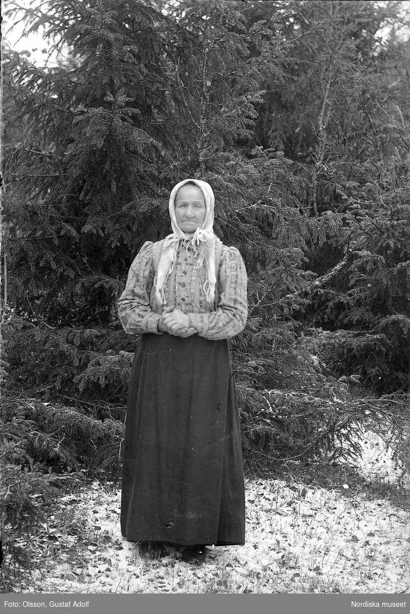 Helporträtt av en kvinna i skogen. 1900-talets första hälft.