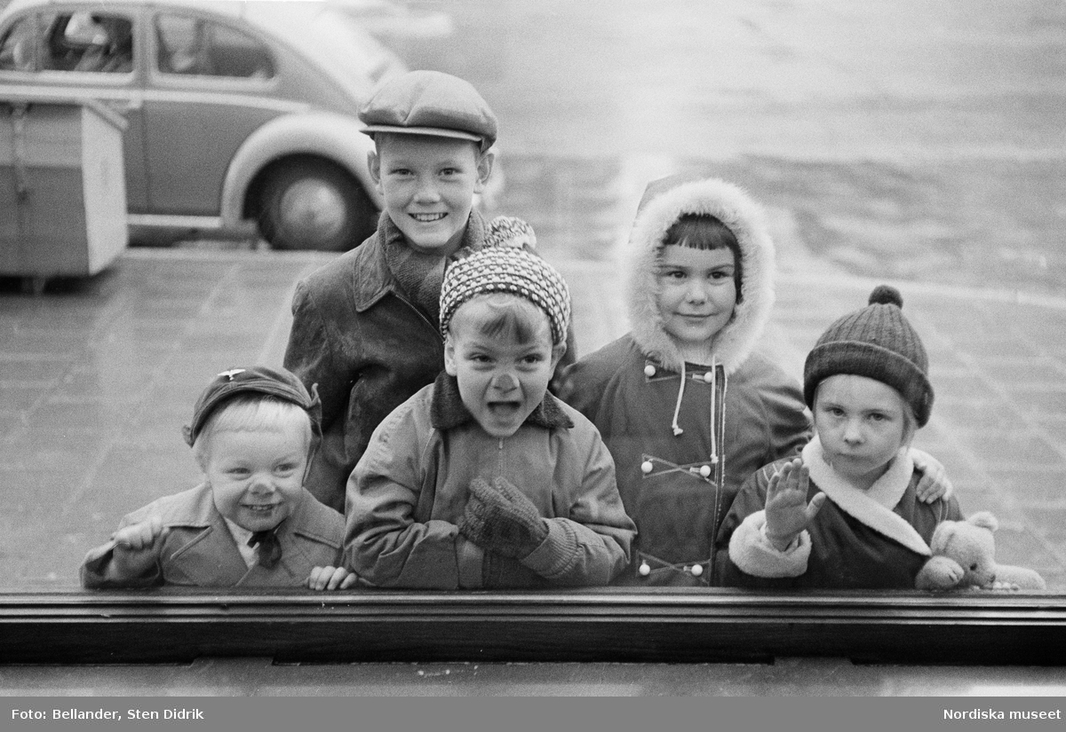 PUB, Stockholm. Barn ser igenom och trycker näsan mot ett skyltfönster.