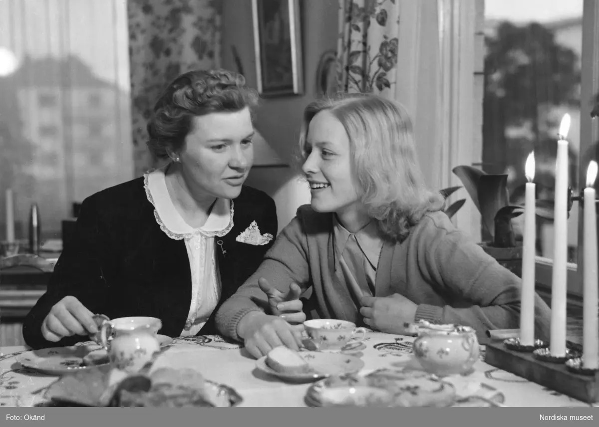 Stockholms Lucia 1940, Ann-Marie Hammarström, får de första instruktionerna hemma hos fru Anderberg vid en kopp kaffe.