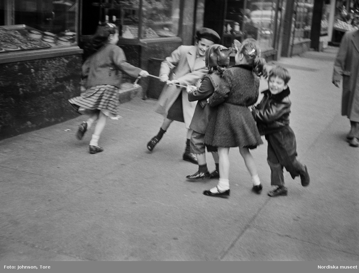Barn leker på en gata i New York.