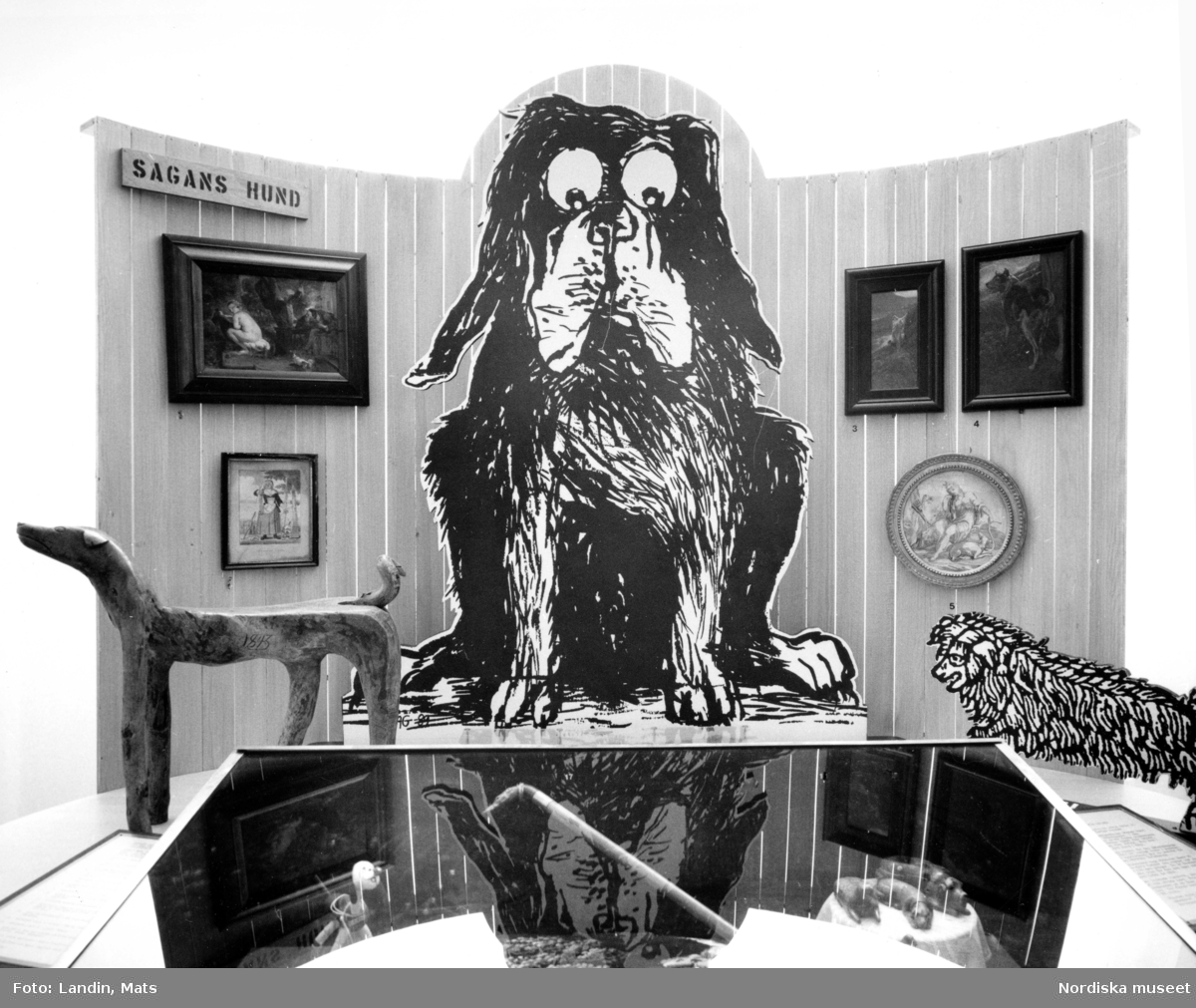 Utställningen "Hunden" på Nordiska museet 1989.Svartvit dokumentation av miljöer och montrar. Sagans hund, vakthunden mm