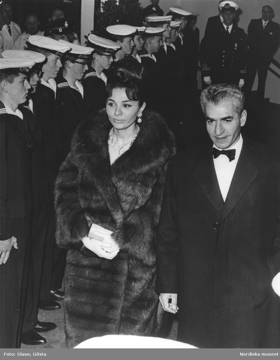 Shahen av Iran, Mohammad Reza Pahlavi, med sin hustru Farah Diba. Många av världens kungligheter och regenter närvarade vid firandet av drottning Juliana och prins Bernhards silverbröllop i Amsterdam maj 1962.