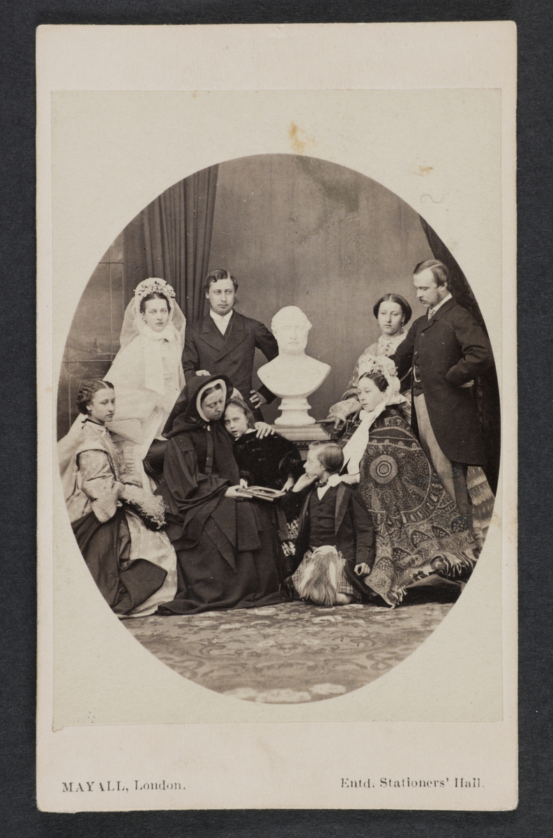 Porträtt av brittiska kungafamiljen med drottning Victoria i centrum. Framsida.