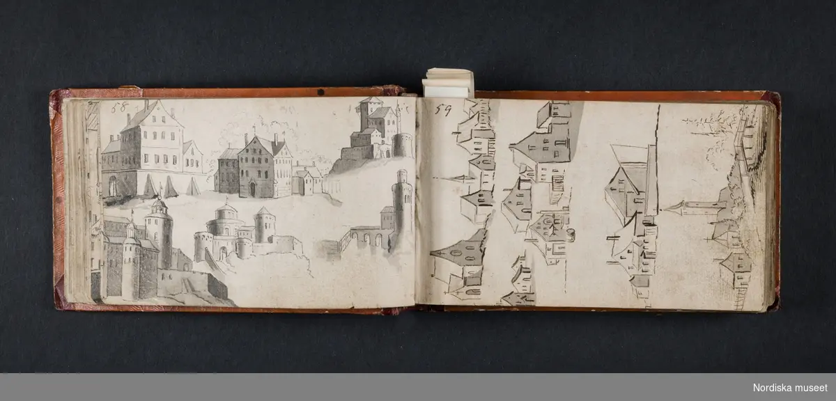 "Röda boken". Liten bok med initialerna H B på framsidan och årtalet 1728 på baksidan. Boken innehåller skisser av myter, människor, djur, byggnader och växter. Enligt medföljande utdrag ur brev från Knut Almström till direktör Fredrik Wehtje 1952 så har boken tillhört Petter Gustaf Löfström och därefter en man med efternamnet Bundred som var gravör vid Rörstrand.