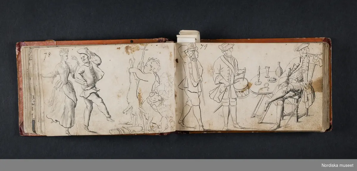 "Röda boken". Liten bok med initialerna H B på framsidan och årtalet 1728 på baksidan. Boken innehåller skisser av myter, människor, djur, byggnader och växter. Enligt medföljande utdrag ur brev från Knut Almström till direktör Fredrik Wehtje 1952 så har boken tillhört Petter Gustaf Löfström och därefter en man med efternamnet Bundred som var gravör vid Rörstrand.