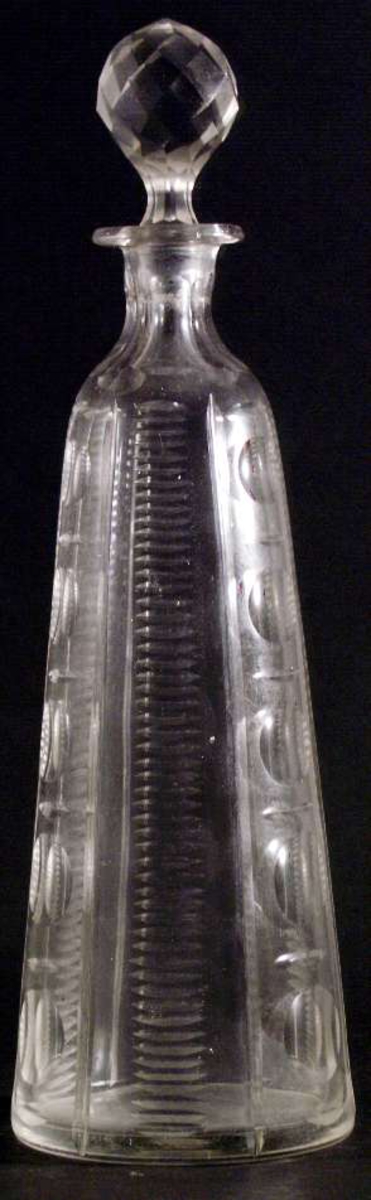 Karaff av ofärgat glas med kul- och skärslipning.