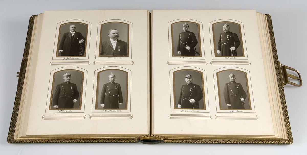 Albumet innehåller fotografier av poliser i Uppsala
