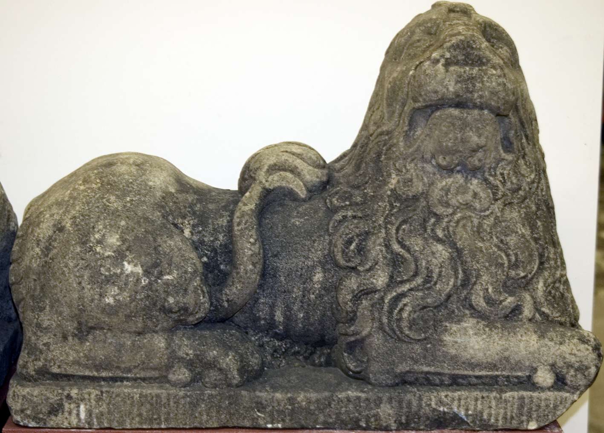 Byggnadsdetaljer, skulpturer, av sandsten, i form av två liggande lejon. På undersidorna urgröpningar som trätts på järntenar för att hålla lejonen på plats. Trolig datering mitten av 1600-talet.