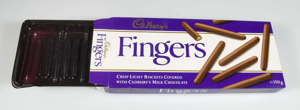 Pappförpackning för chokladkex i lila och vitt med text: Cadbury´s Fingers. Inuti förpackningen en mörklila plastask där kexen förvarats. På kortsidan märkt med bäst före datum 240493 W.