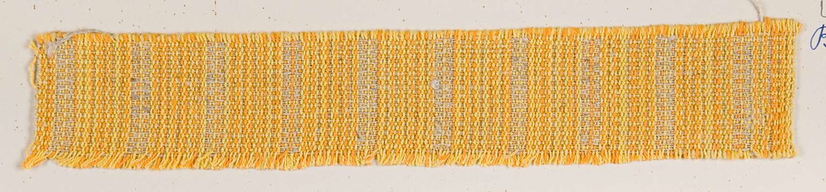 Vävprov ämnat för möbeltyg vävt med bomulls- och lingarn, gult och oblekt. Vävprovet har nummer "B-2043".