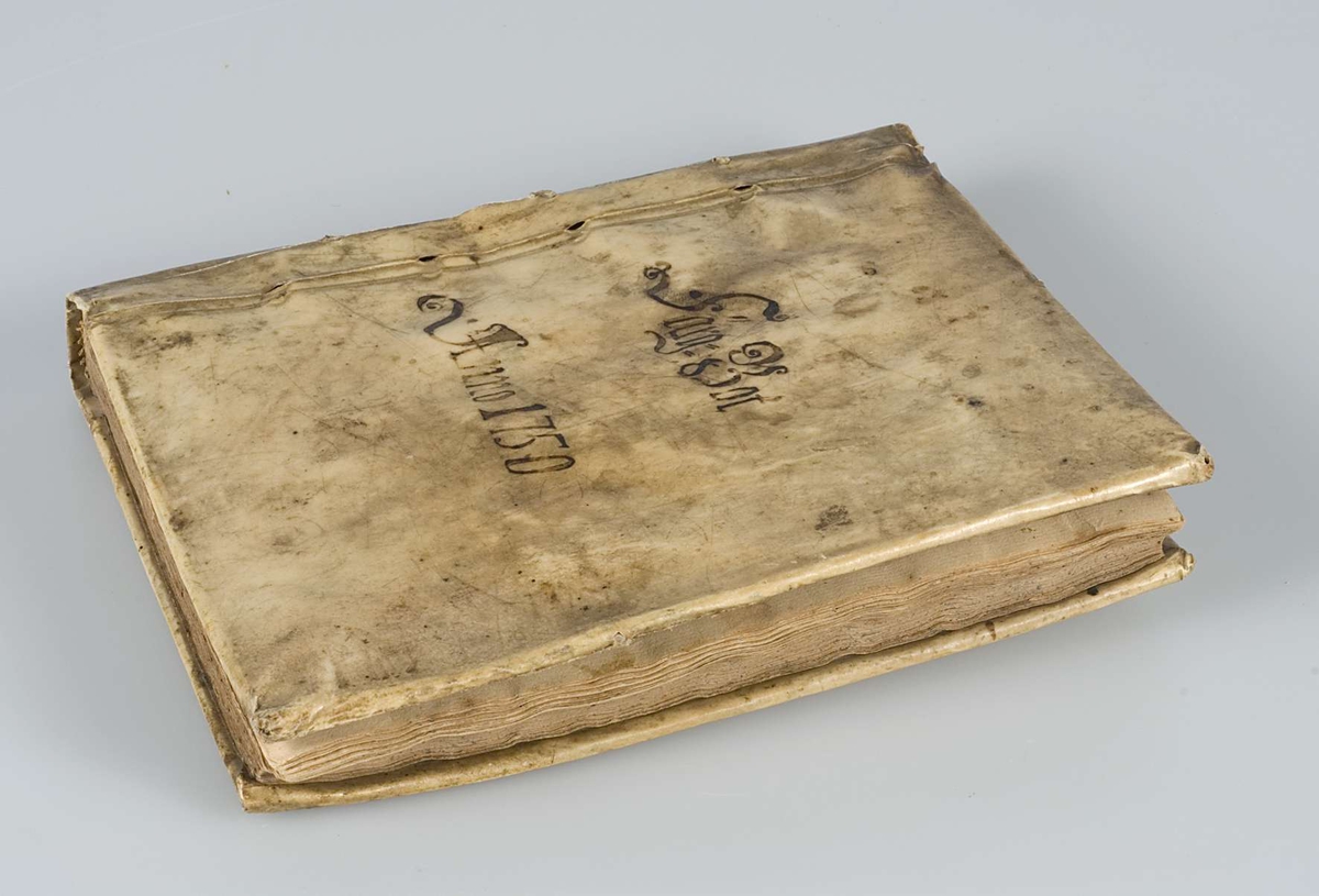 Handskriven bok med pärmar som möjligen är av horn. På bokens framsida står "Färg Bok, Anno 1750".
Boken är märkt "A-1495 Tillhör Uppsala läns hemslöjdsförening".