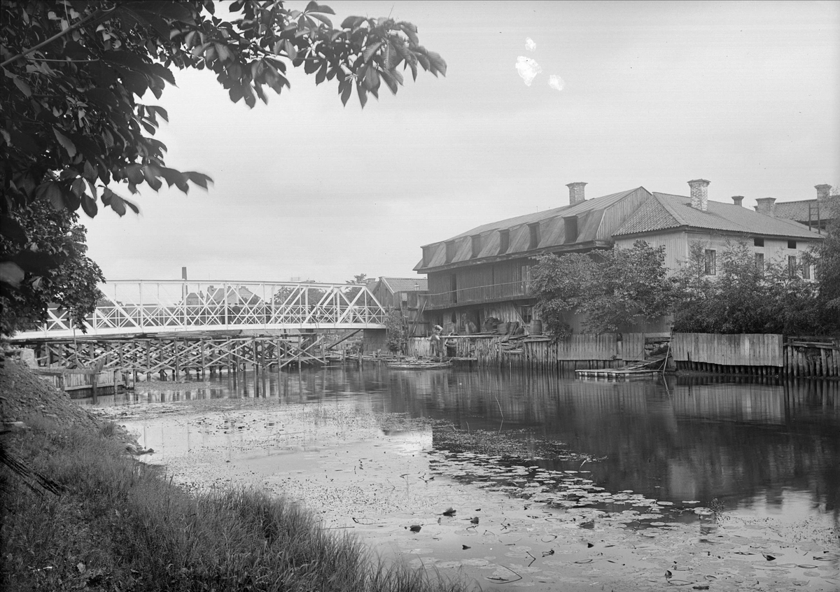 Skolbron och Barkströms garveri i kvarteret Lindormen, Uppsala år 1901