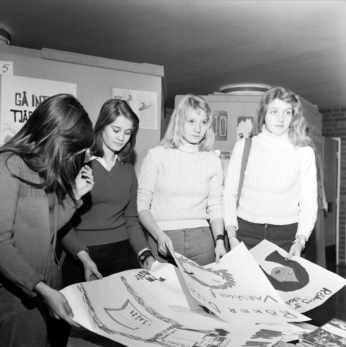 Helena Pettersson, Anette Arné, Lillemor Sundström och Ingrid Asplund studerar en del av de tecknade affischer som ingick i antirökkampanjen på Aspenskolan