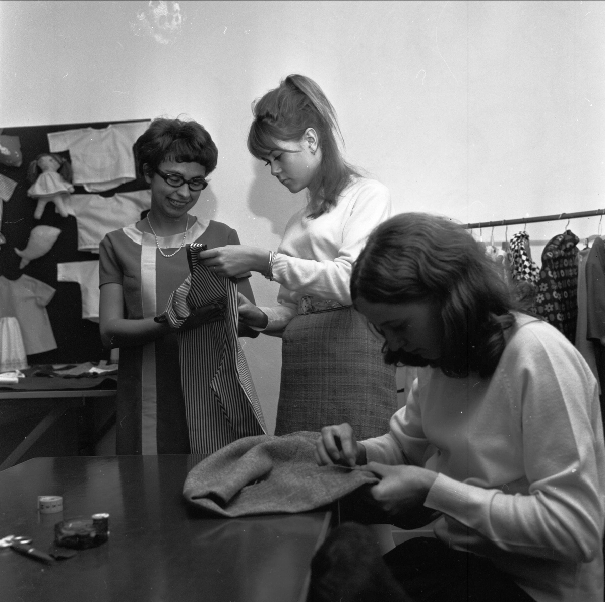 "Besök på yrkesskolan", elever och lärare, Tierp, Uppland 1967