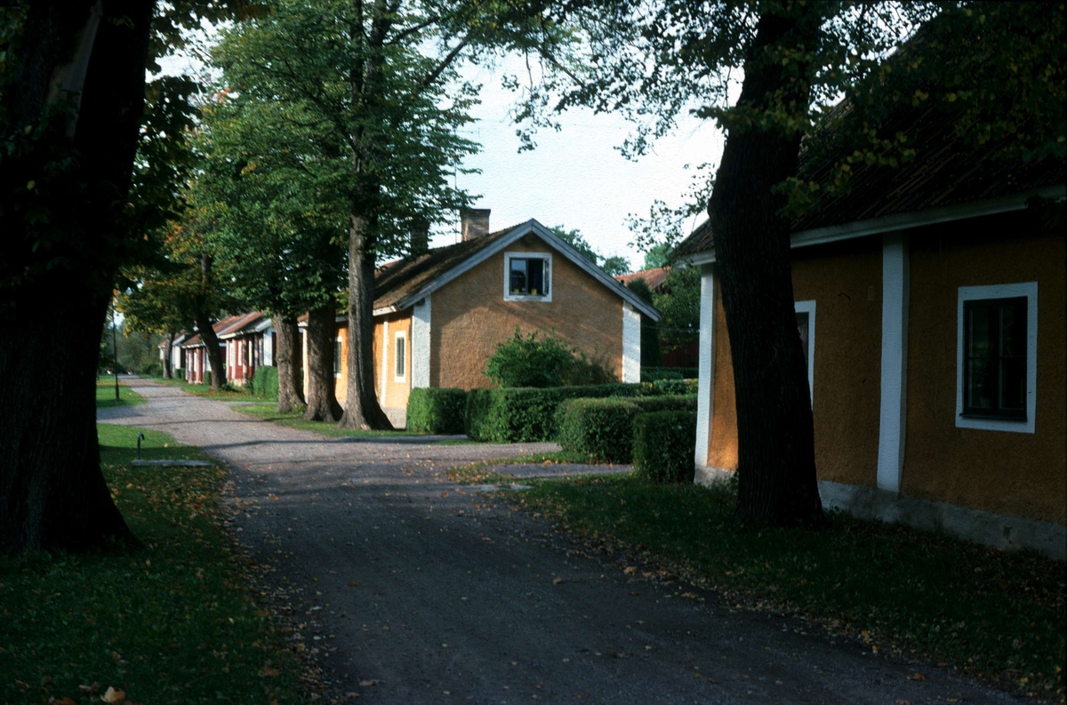 Bruksgata i Lövstabruk, Österlövsta socken, Uppland 1975