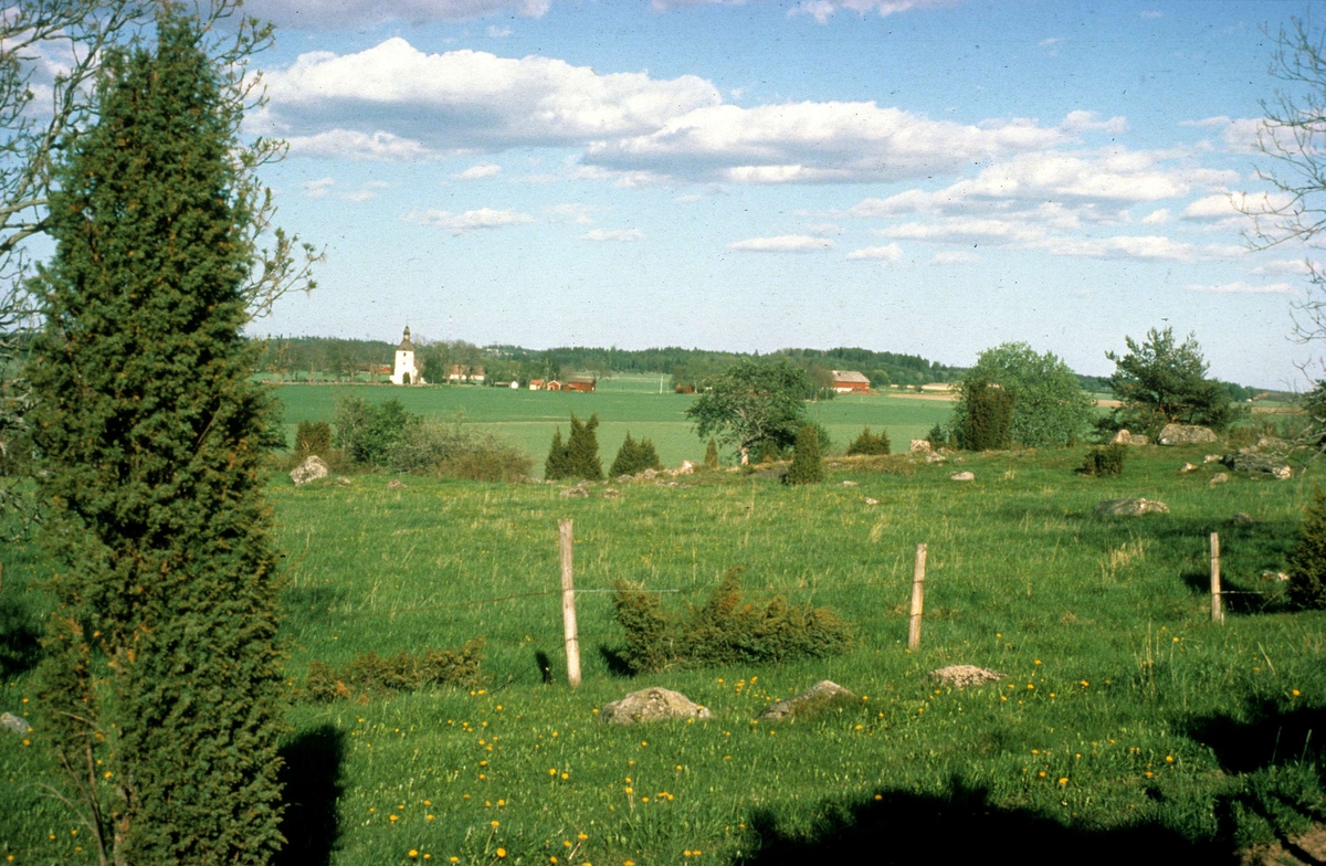 Landskapsvy från Landsberga by mot Biskopskulla, Uppland 1987
