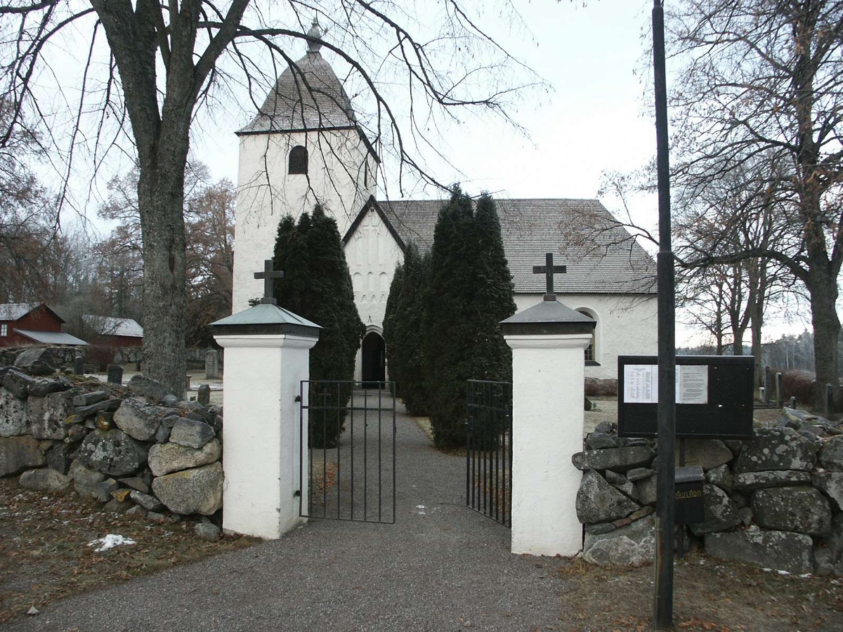 Södra ingången med putsade grindstolpar, Kulla kyrka, Kulla socken, Uppland december 2002