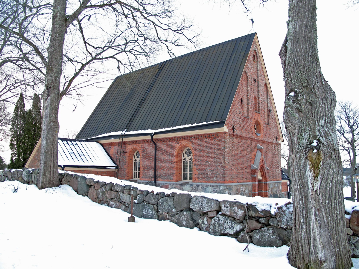 Vy mot kyrkan från nordväst, Tuna kyrka, Tuna socken, Uppland 2009