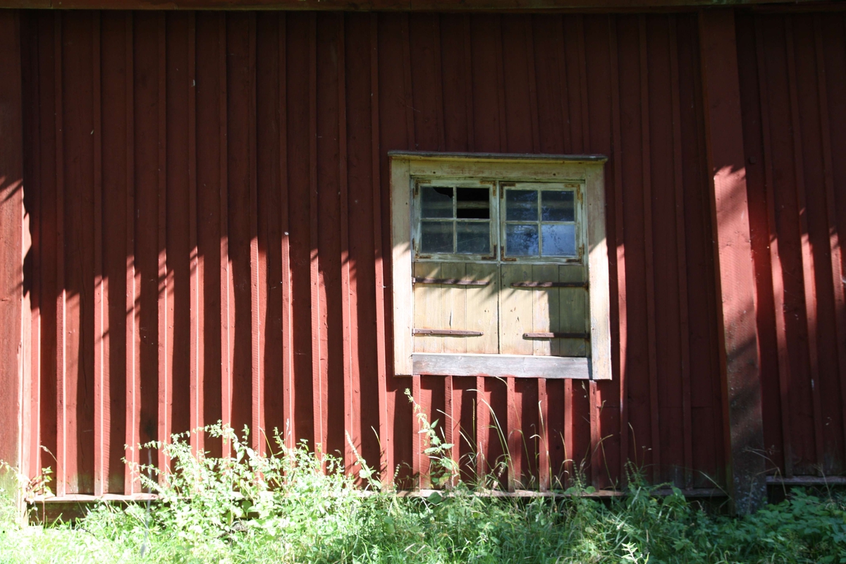Finstall på Lydinge säteri, Stavby socken, Uppland 2009. Fönster på västra långsidan