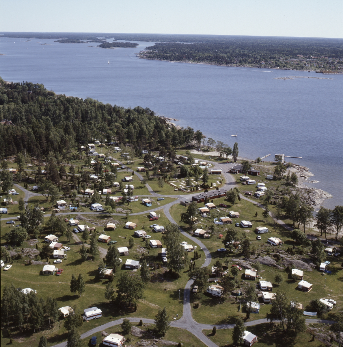 Vy över Gräsöbadens Camping i Västerbyn, Gräsö socken, Uppland, juni 1989