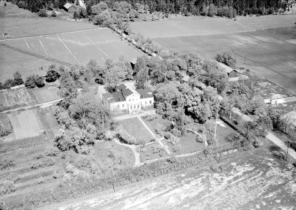 Flygfoto över Strömsbergs gård, Strömsberg, Breds socken, Uppland 1955