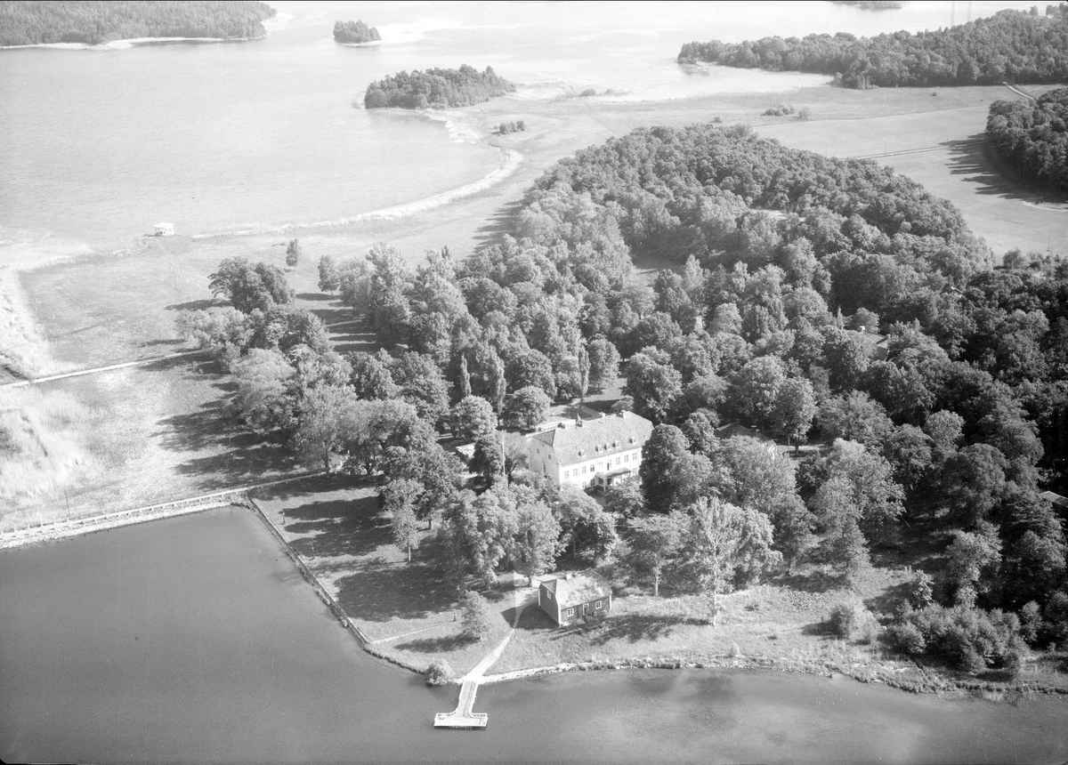 Flygfoto över Ådö gård, Låssa socken, Uppland 1963