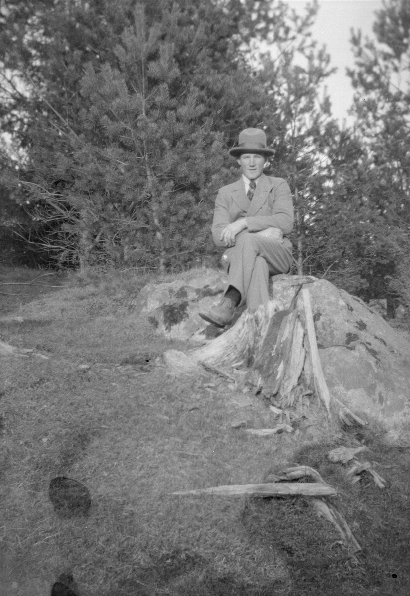 Ivar Spång på sten, Ytterkvarn, Österunda socken, Uppland 1940 - 50-tal