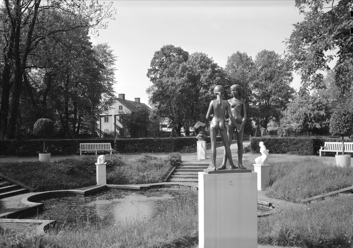 Upplands Konstförenings skulpturutställning i Linneträdgården, Uppsala våren 1947