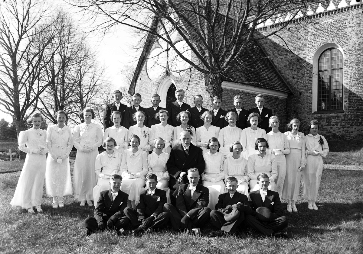 Konfirmander och präst utanför Vendels kyrka, Vendels socken, Uppland 1942