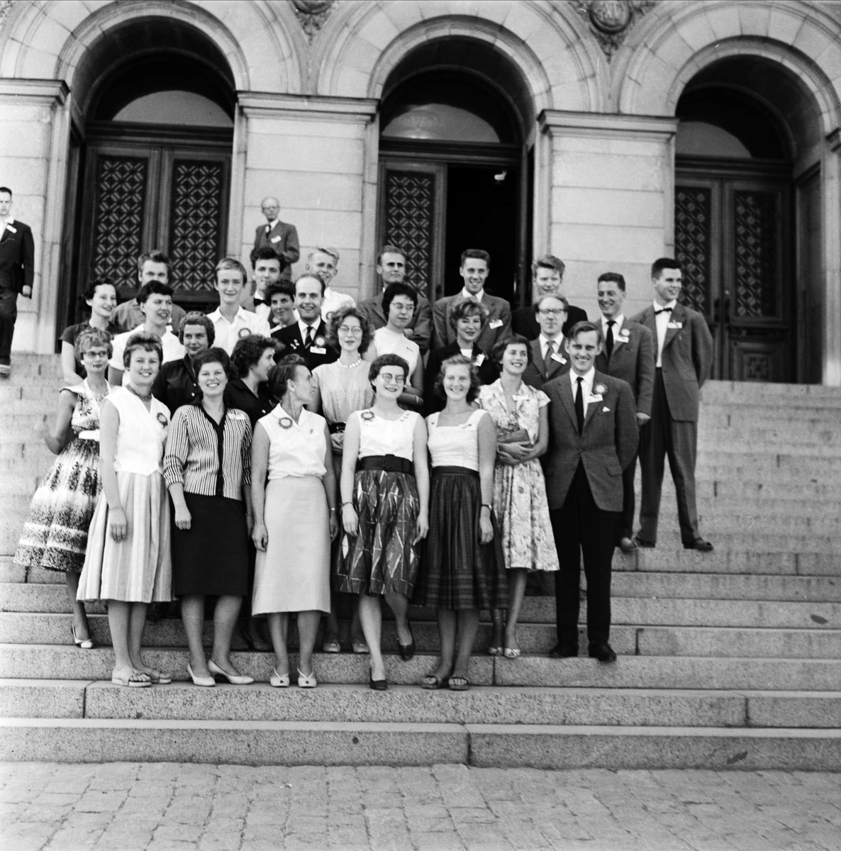 "Fysiska institutionen, d:de kongressen i augusti 1959" - grupp på Universitetshusets trappa, Uppsala