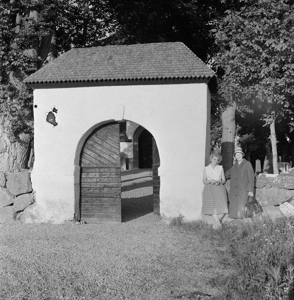 Stiglucka vid Svinnegarns kyrka, Svinnegarns socken, Uppland 1960