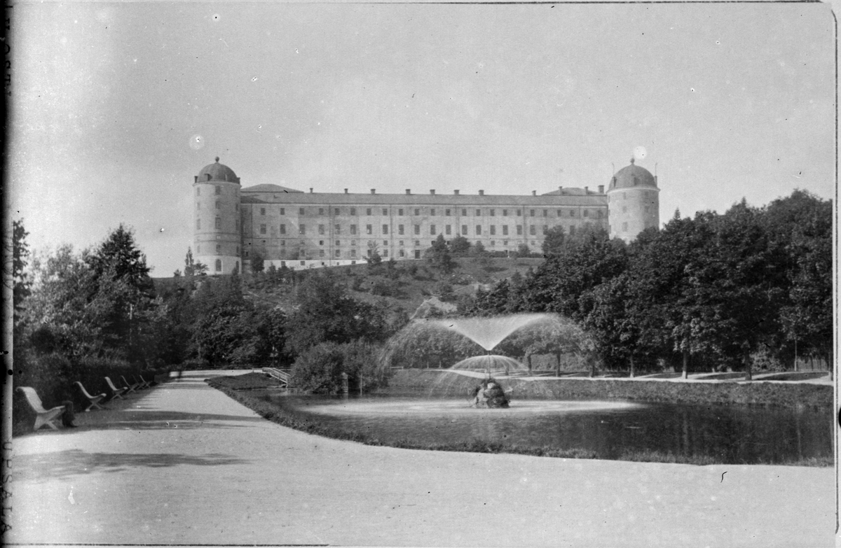 Reprofotografi - Uppsala slott med Svandammen i förgrunden, stadsdelen Fjärdingen, Uppsala före 1914
