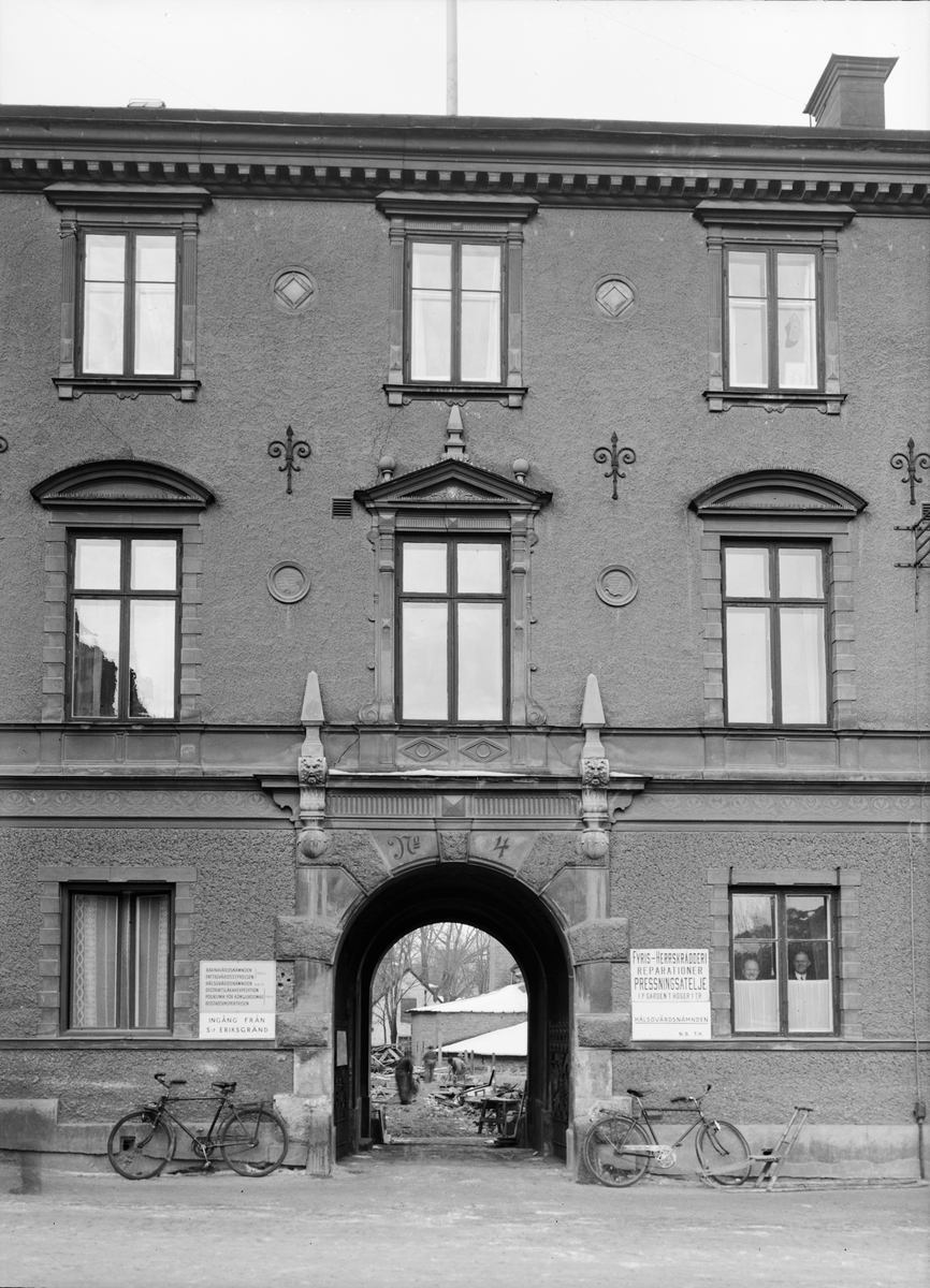 Gillbergska huset vid Fyristorg, Uppsala, februari 1935, innan Genomfarten byggdes