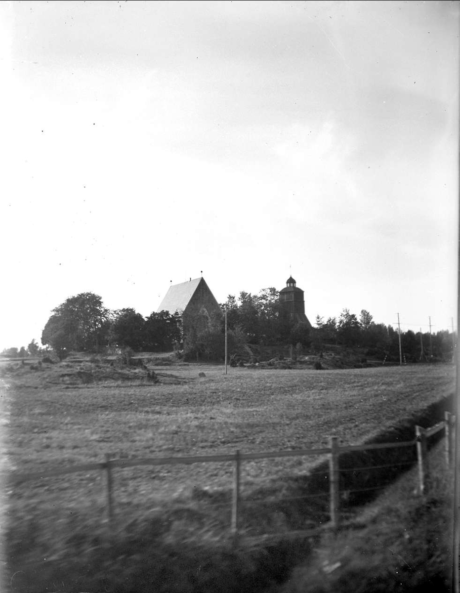 Landskapsvy med Tuna kyrka och klockstapel, Uppland 1921