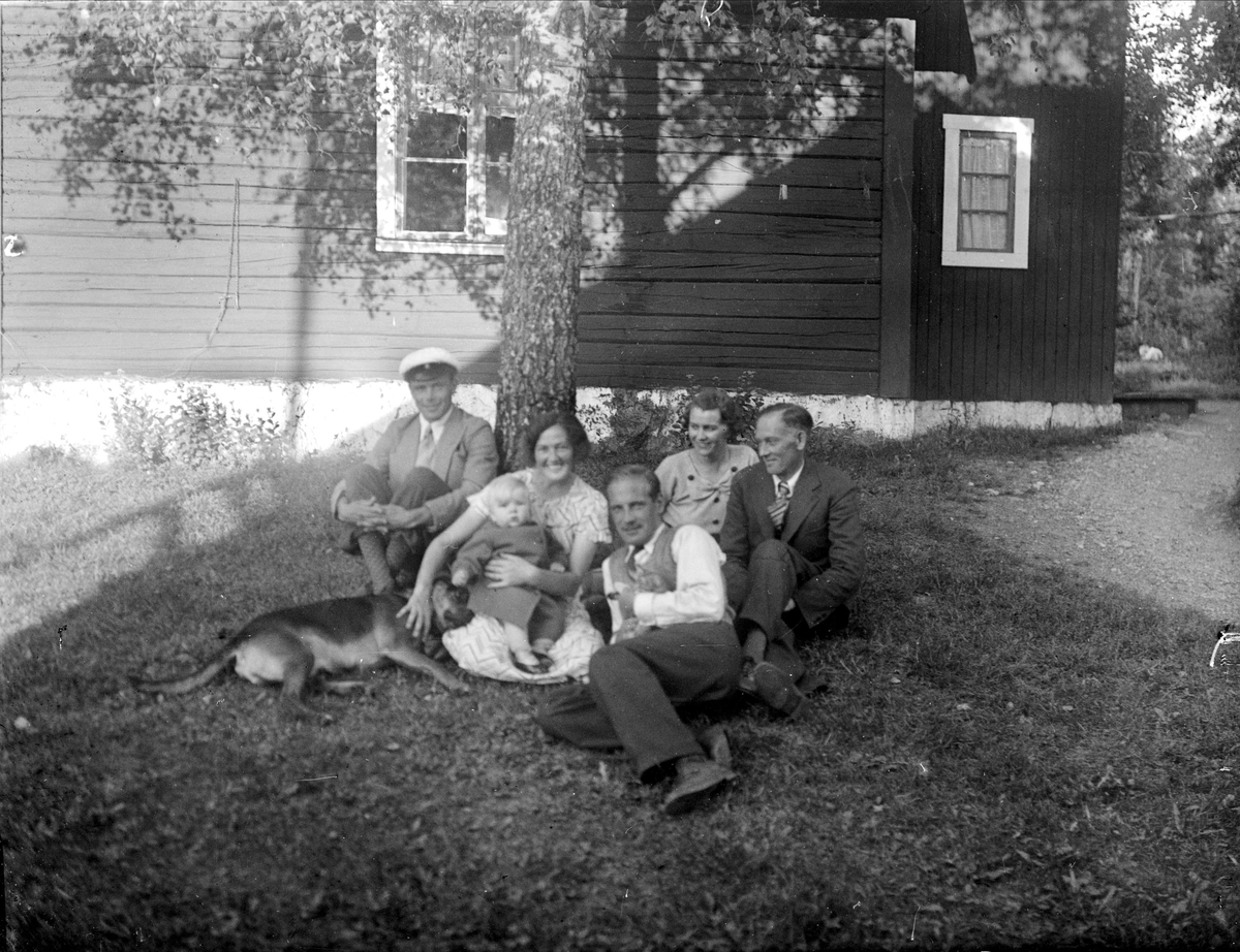 Kvinnor, män och spädbarn, Tierpstrakten, Uppland omkring 1915 - 1920