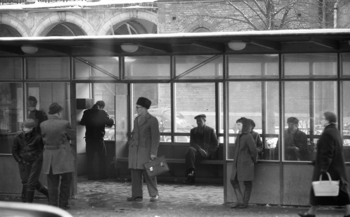 Väntande bussresenärer på Östra Ågatan, Uppsala 1961