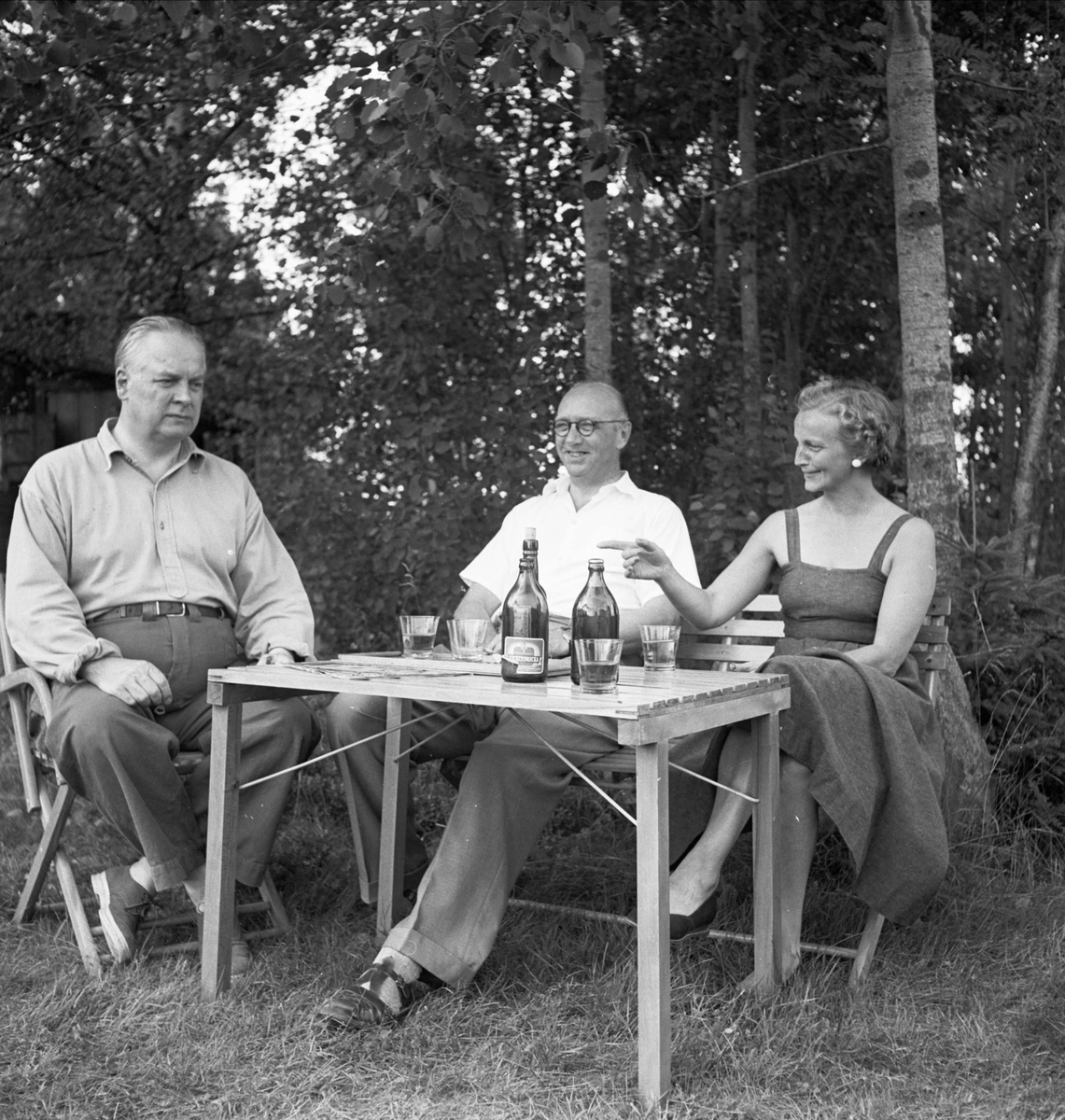 Redaktör Stig Carlbring och Margit Carlbring på sommarnöjet, Uppland 1954