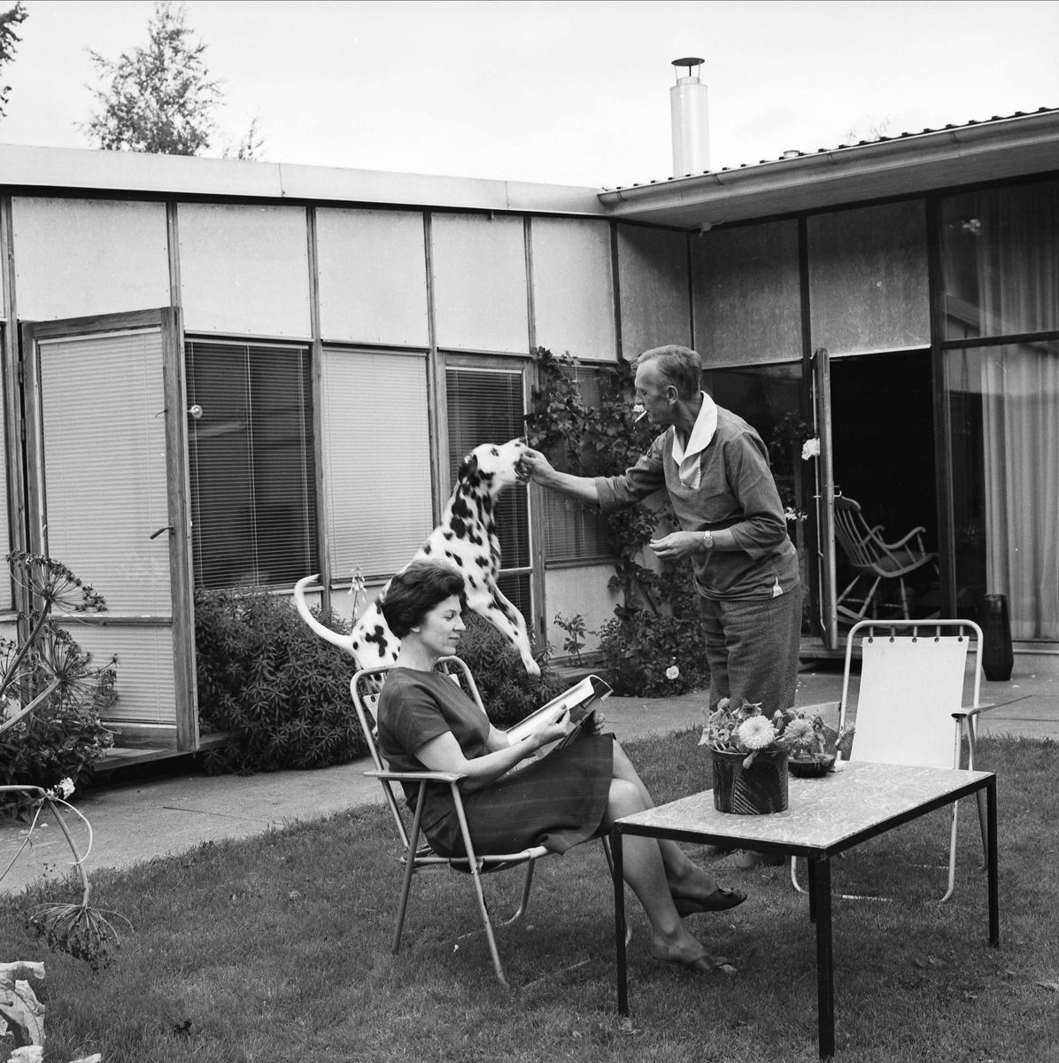 Keramikern Ingrid Atterberg med make i parets trädgård, Kåbo, Uppsala september 1962