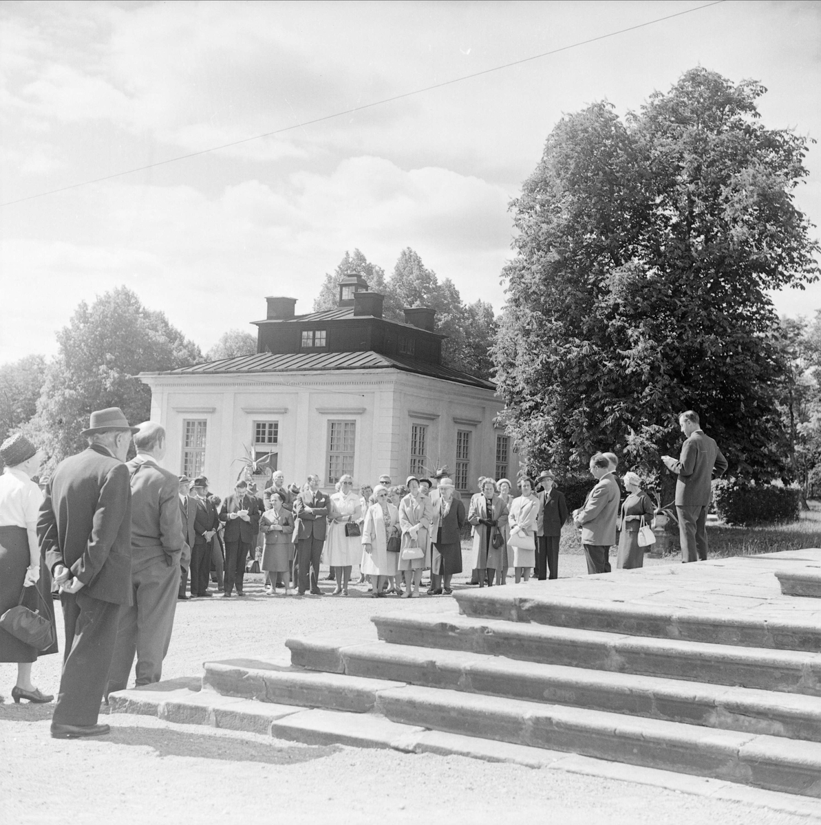 "Fornminnesföreningen på utfärd i fagert sommaruppland", Steninge slott, Husby-Ärlinghundra socken, Uppland juni 1963