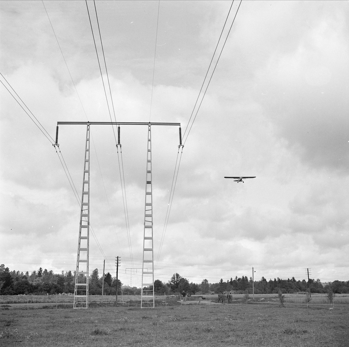 Vattenfallstyrelsen har flygundersökningar av kraftledningar, Uppland, augusti 1956
